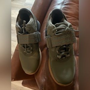 Reebok Lifter- like new size 8